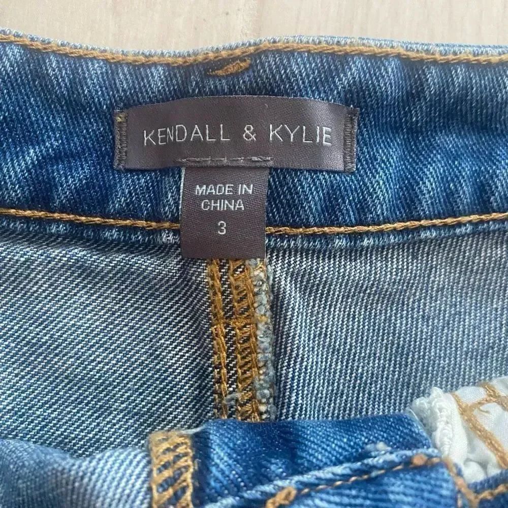 Kendall and Kylie Jean Shorts with Lace Pockets - Picture 3 of 7